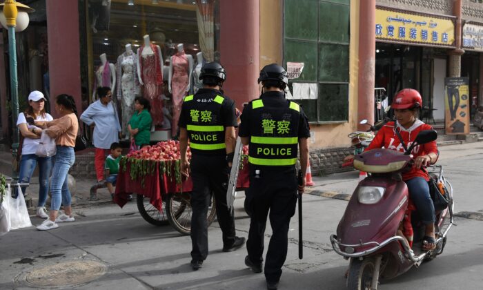 Patrouille de police dans la ville de Kashgar, région occidentale du Xinjiang, en Chine, le 4 juin 2019. (GREG BAKER/AFP via Getty Images)