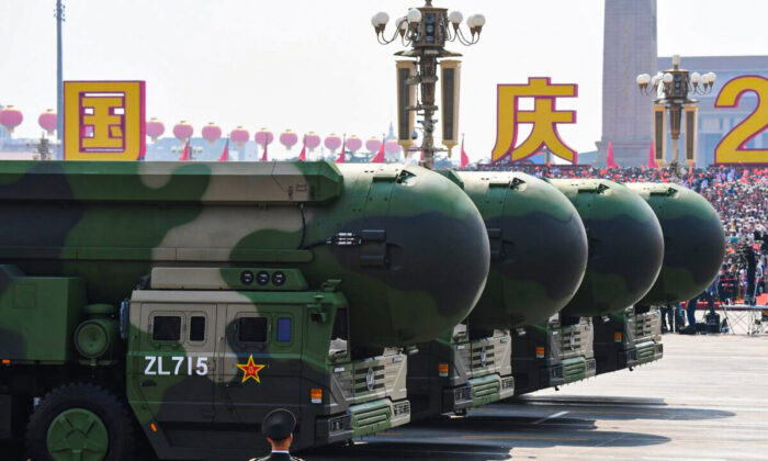 Les missiles balistiques intercontinentaux à capacité nucléaire DF-41 de la Chine lors d'un défilé militaire sur la place Tiananmen à Pékin, le 1er octobre 2019. (Greg Baker/AFP via Getty Images)