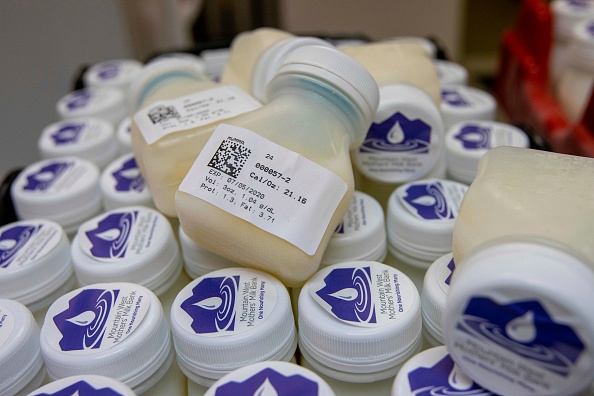 -Illustration- Banque de lait maternel prête à être expédiée aux hôpitaux voisins le 12 décembre 2019 à Salt Lake City, Utah.  Photo de Natalie BEHRING / AFP via Getty Images.