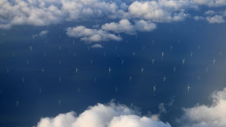 Photo d'archive prise le 08 novembre 2017, le parc éolien offshore de Burbo Bank sur les Burbo Flats dans la baie de Liverpool, exploité par DONG Energy, photographié depuis le hublot d'un avion survolant la mer d'Irlande, au large de la côte ouest du nord de l'Angleterre.  (Photo par PAUL ELLIS/AFP via Getty Images)