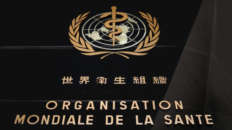 Logo de l'Organisation mondiale de la santé à l'entrée du siège à Genève. (FABRICE COFFRINI/AFP via Getty Images)
