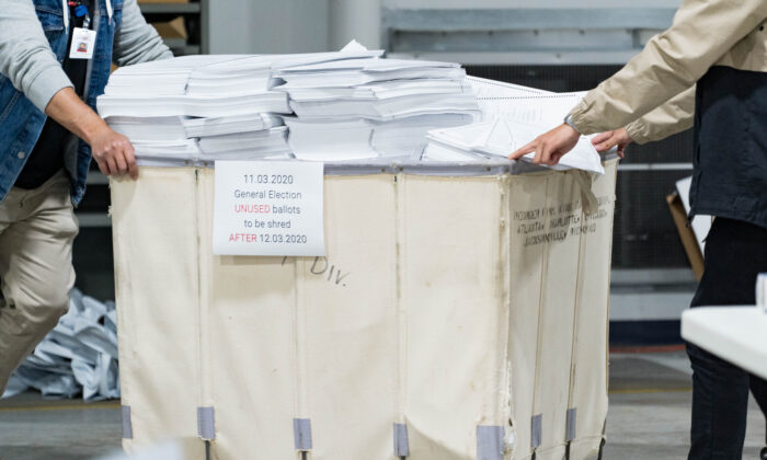 Les employés du comté de Gwinnett commencent le recomptage des bulletins de vote le 13 novembre 2020 à Lawrenceville, en Géorgie.(Photo par Megan Varner/Getty Images)