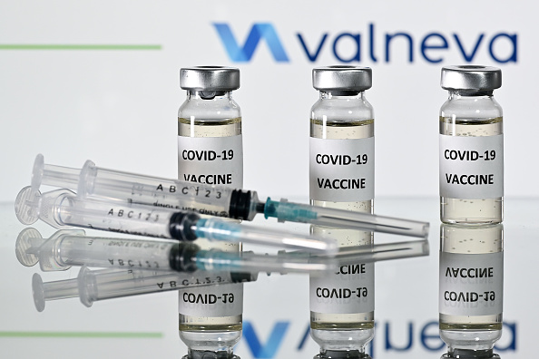 La Commission européenne a l'intention de résilier son contrat avec le vaccin anti-covid Valneva. (Photo : JUSTIN TALLIS/AFP via Getty Images)