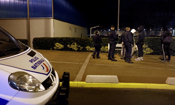Le gouvernement français a envoyé des renforts de police le 23 février 2021 à Quincy-sous-Senart, dans l'Essonne, après que deux adolescents de 14 ans ont été poignardés à mort lors de rixes distinctes. (THOMAS COEX/AFP via Getty Images)