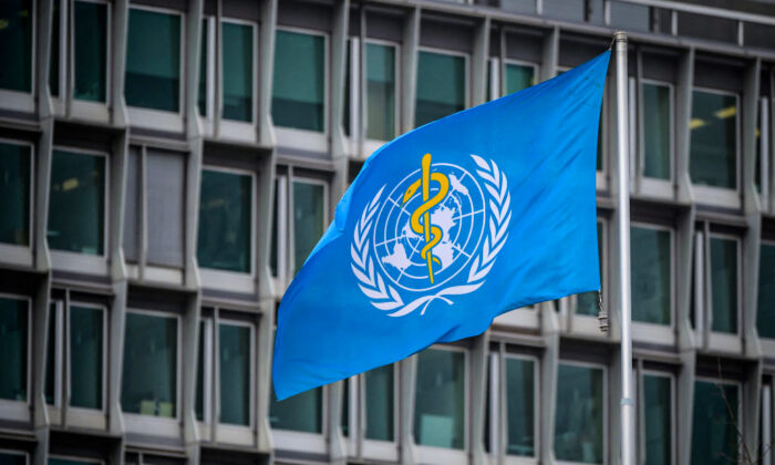 Le drapeau de l'Organisation mondiale de la santé (OMS) flotte à son siège à Genève, le 5 mars 2021. (Fabrice Coffrini/AFP via Getty Images)