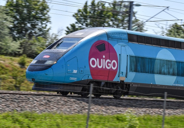 C'est à bord d'un train Ouigo que Romain, contrôleur, effectue son travail en mettant une bonne ambiance partout où il passe. (DENIS CHARLET/AFP via Getty Images)
