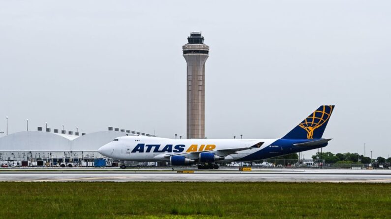 Avion d'Atlas Air au décollage à l'aéroport international de Miami, le 16 juin 2021. (Photo de CHANDAN KHANNA/AFP via Getty Images)