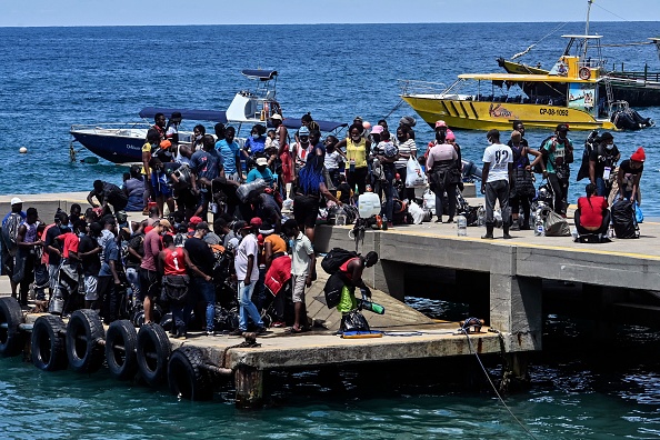 Des migrants bloqués en provenance de Cuba, d'Haïti arrivent à Capurgana près de la frontière avec le Panama, en Colombie, le 31 juillet 2021. Photo de JOAQUIN SARMIENTO / AFP via Getty Images.