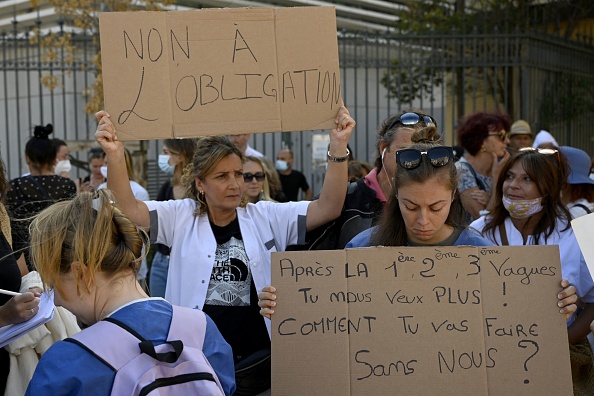 Illustration - Manifestation du personnel de santé contre les vaccinations obligatoires contre le coronavirus devant l'hôpital de la Timone à Marseille, dans le sud de la France, le 5 août 2021.  (CHRISTOPHE SIMON/AFP via Getty Images)