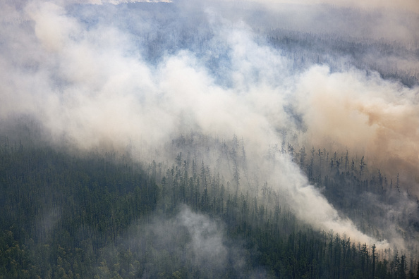 -Illustration- Une forêt en feu dans la région de Gorny Ulus, à l'ouest de Yakoutsk, dans la république de Sakha, en Sibérie.  Photo de Dimitar DILKOFF/AFP via Getty Images.