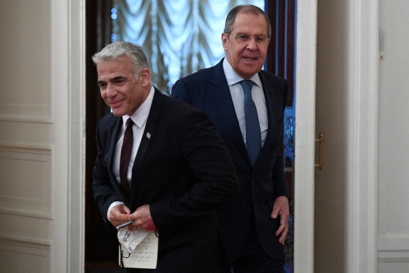 -Le ministre russe des Affaires étrangères Sergueï Lavrov et son homologue israélien Yair Lapid à Moscou le 9 septembre 2021. Photo par Alexander NEMENOV / POOL / AFP via Getty Images.