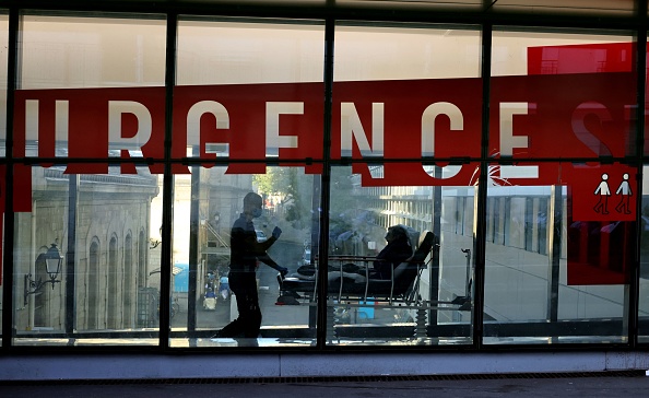 -Un agent de santé transporte un patient dans un couloir du service des urgences de l'hôpital Tenon à Paris le 23 septembre 2021. Photo de THOMAS COEX / AFP via Getty Images.