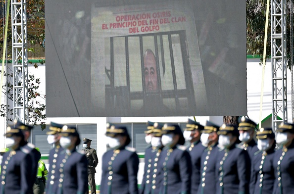 - Le baron de la drogue le plus recherché de Colombie, Dairo Antonio Usuga après avoir été capturé à Bogota, le 11 novembre 2021. Photo de Raul ARBOLEDA / AFP via Getty Images.