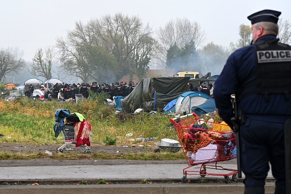 Évacuation par les forces de l'ordre d'un campement de migrants à Grande-Synthe (Nord). (Photo : DENIS CHARLET/AFP via Getty Images)