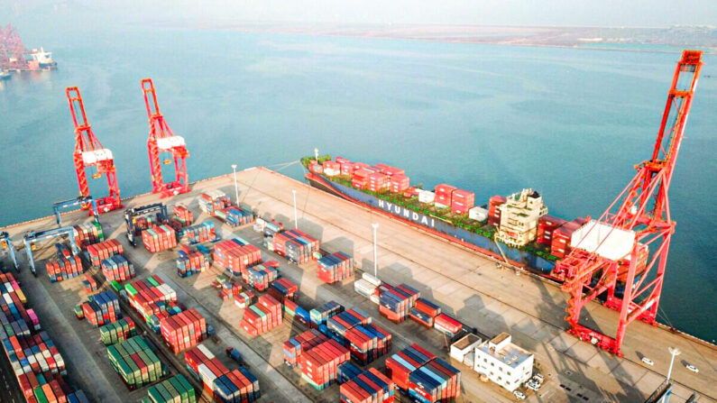 Cette photo aérienne prise le 7 décembre 2021 montre des conteneurs et des grues  dans un port de Lianyungang, dans la province chinoise du Jiangsu (est). (STR/AFP via Getty Images)