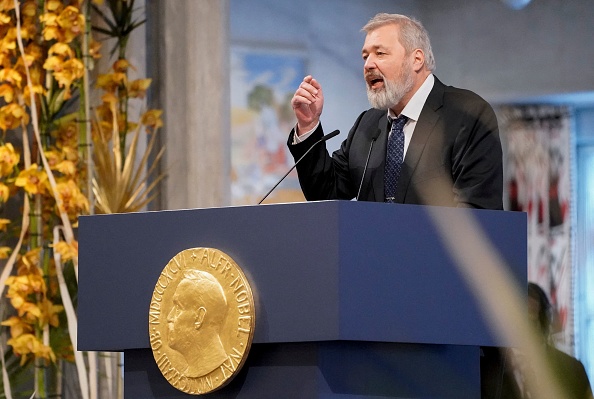 Le lauréat du prix Nobel de la paix, le Russe Dmitry Muratov, tient son discours lors de la cérémonie de gala de remise du prix Nobel de la paix, le 10 décembre 2021 à Oslo. (Photo : STIAN LYSBERG SOLUM/NTB/AFP via Getty Images)