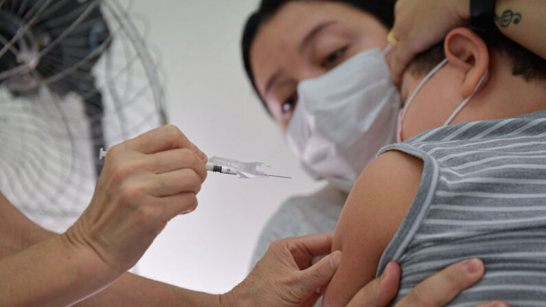 Un enfant de moins de 12 ans reçoit une dose de vaccin Pfizer dans le cadre de la campagne de vaccination contre le Covid-19, le 18 janvier 2022 à Belo Horizonte, au Brésil. (Photo de Pedro Vilela/Getty Images)