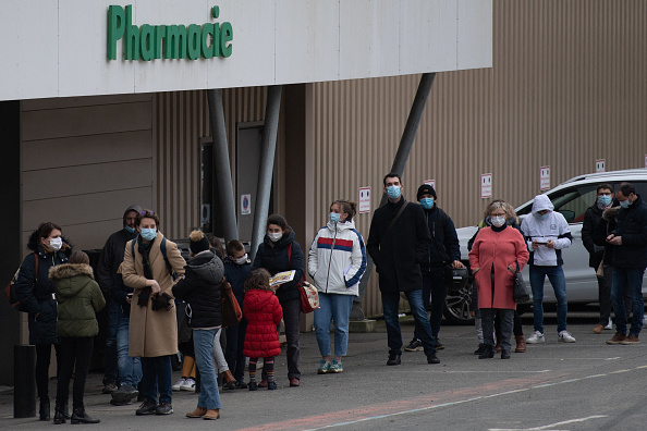 Des dizaines de personnes font la queue devant une pharmacie pour un test antigénique Covid-19, le 19 janvier 2022 à Savenay, dans l'ouest de la France. (LOIC VENANCE/AFP via Getty Images)