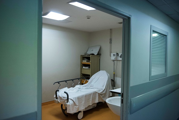 La photo montre un lit vide aux urgences de l'hôpital Saint Camille de Bry-sur-Marne, en banlieue parisienne, le 21 janvier 2022. (Photo by JULIEN DE ROSA/AFP via Getty Images)