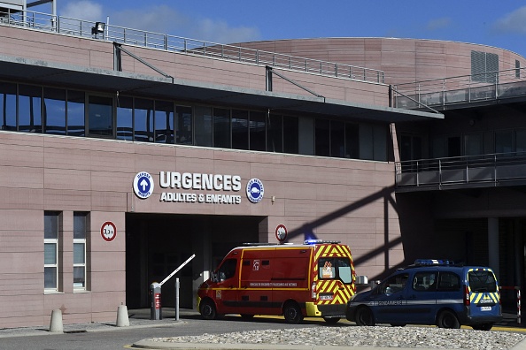 Un véhicule de secours des pompiers entre dans le service des urgences de l'hôpital de Perpignan, dans le sud-ouest de la France.  (RAYMOND ROIG/AFP via Getty Images)