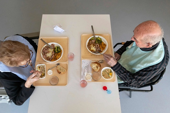 Ils disposent d'une chambre individuelle, mais également de pièces de vie partagées avec leurs colocataires, où une professionnelle s'occupe notamment des courses ou de la préparation des repas.
(Photo  THIERRY ZOCCOLAN/AFP via Getty Images)