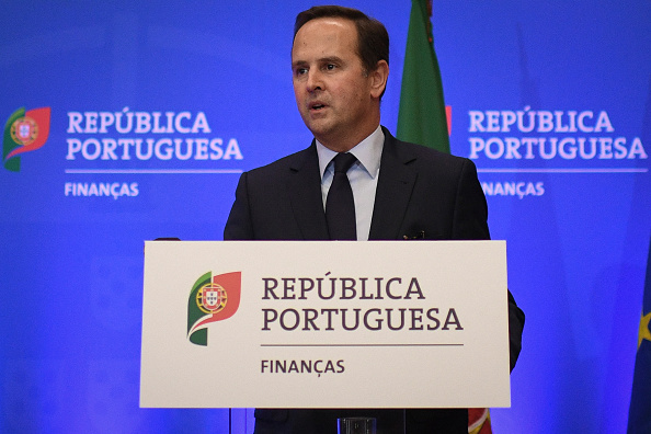 Le ministre portugais des Finances, Fernando Medina, assiste à une conférence de presse pour présenter le budget de l'État pour 2022 au ministère des Finances à Lisbonne, le 13 avril 2022. (Photo : PATRICIA DE MELO MOREIRA/AFP via Getty Images)
