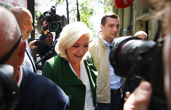 Marine Le Pen, cheffe du Rassemblement national (RN), aux côtés de Jordan Bardella, le 25 avril 2022.  (CHRISTOPHE ARCHAMBAULT/AFP via Getty Images)
