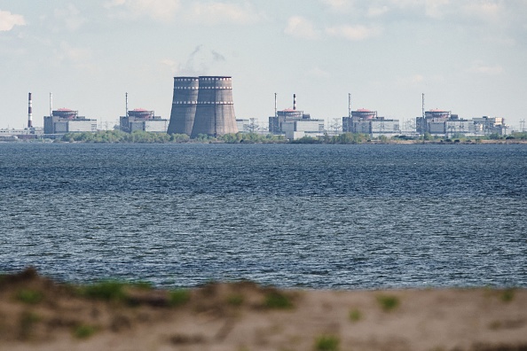 Une vue générale montre la centrale nucléaire de Zaporizhzhia, située dans la zone sous contrôle russe depuis Nikopol le 27 avril 2022. Photo par Ed JONES / AFP via Getty Images.