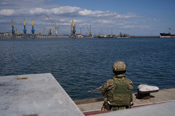-Un militaire russe monte la garde dans le port de Marioupol le 29 avril 2022. Photo Andrey BORODULIN / AFP via Getty Images.