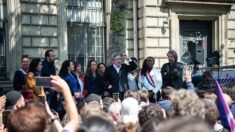 Violences lors du défilé du 1er mai : Mélenchon dénonce des « violences parasites » et Darmanin « l’ambiguïté » de Mélenchon avec l’ultra gauche