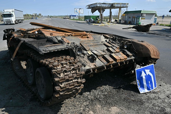 L’épave d'un char russe à côté d'une station-service détruite dans le village de Skybyn, capitale du nord-est de l'Ukraine, Kiev, le 2 mai 2022. Photo de Sergei SUPINSKY / AFP via Getty Images.