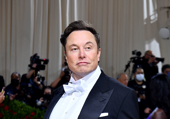 Elon Musk, arrive pour le Met Gala 2022 le 2 mai 2022 à New York. Photo par ANGELA WEISS/AFP via Getty Images.