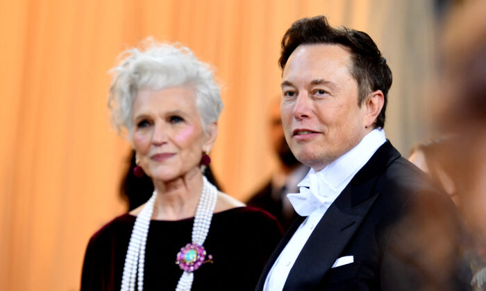 Elon Musk, PDG et ingénieur en chef de SpaceX, et sa mère, l'ancienne top-modèle Maye Musk, arrivent pour le Met Gala 2022 au Metropolitan Museum of Art à New York, le 2 mai 2022. (Angela Weiss/AFP via Getty Images)