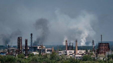 Ukraine: les Russes cherchent à s’emparer d’une ville de l’est, Kiev réclame des armes lourdes