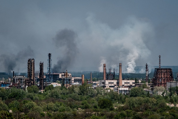  La fumée monte après les bombardements dans la ville industrielle de Lysychansk, dit SEVERODONETSK dans l'est de l'Ukraine, le 3 mai 2022, Photo de YASUYOSHI CHIBA/AFP via Getty Images.