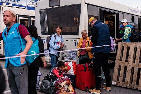 Les personnes évacuées de l'usine d'Azovstal de Marioupol arrivent à l'intérieur de Zaporizhzhia le 3 mai 2022. Photo de Dimitar DILKOFF/AFP via Getty Images.