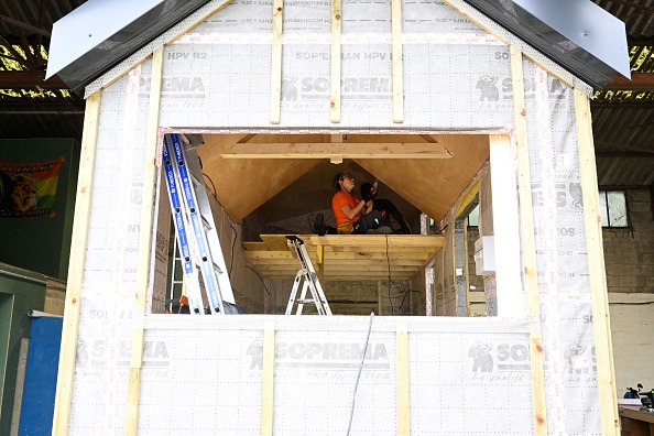  L'initiative "tiny house" lancée en 2020 offre aux personnes sans domicile fixe la possibilité de construire, avec l'aide d'éducateurs sociaux, l'une de ces mini-habitations écologiques, avec la possibilité d'y vivre ensuite. (Photo : DAMIEN MEYER/AFP via Getty Images)