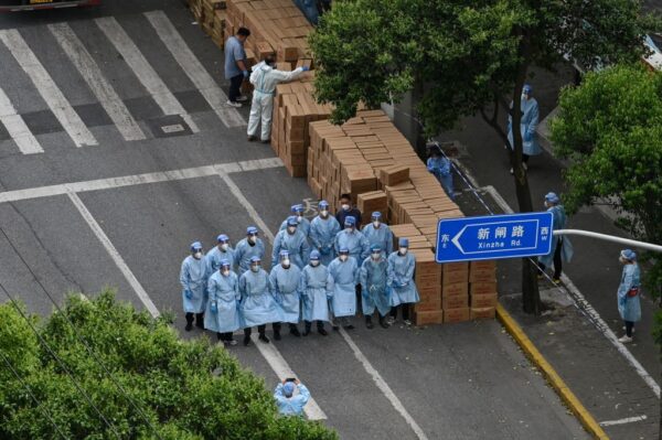Séance photo pour les agents de la ville en charge de distribuer la nourriture à Shanghai, dans le district de Jing’an, le 7 mai 2022. (Photo par HECTOR RETAMAL/AFP via Getty Images)