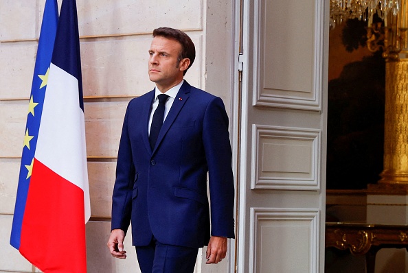 Le président français Emmanuel Macron arrive au palais présidentiel de l'Élysée à Paris, le 7 mai 2022, pour assister à sa cérémonie d'investiture en tant que président français. (GONZALO FUENTES/AFP via Getty Images)