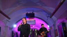 Vidéo-Ukraine : le chanteur de U2 Bono chante la paix et la liberté dans le métro de Kiev