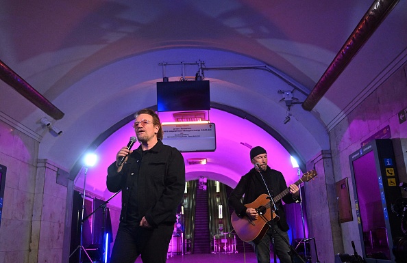 Le chanteur du groupe U2 Bono et le guitariste David Howell ont donné un concert dans une station de métro qui est un abri anti-bombes à Kiev, le 8 mai 2022. (Photo : SERGEI SUPINSKY/AFP via Getty Images)