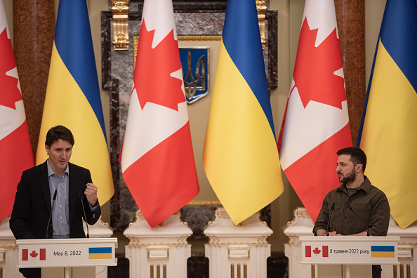 Le président ukrainien Volodymyr Zelensky et le premier ministre canadien Justin Trudeau tiennent une conférence de presse le 8 mai 2022 à Kiev, en Ukraine. Photo par Alexey Furman/Getty Images.