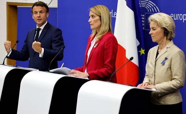 Le président français Emmanuel Macron (G), la présidente du Parlement européen Roberta Metsola (C) et la présidente de la Commission européenne Ursula von der Leyen (D), à Strasbourg, le 9 mai 2022.  (LUDOVIC MARIN/POOL/AFP via Getty Images)