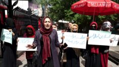 Afghanistan: une dizaine de femmes manifestent à Kaboul contre le voile intégral