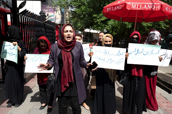 Des membres du puissant mouvement des femmes afghanes participent à une manifestation à Kaboul le 10 mai 2022. Photo de WAKIL KOHSAR/AFP via Getty Images.