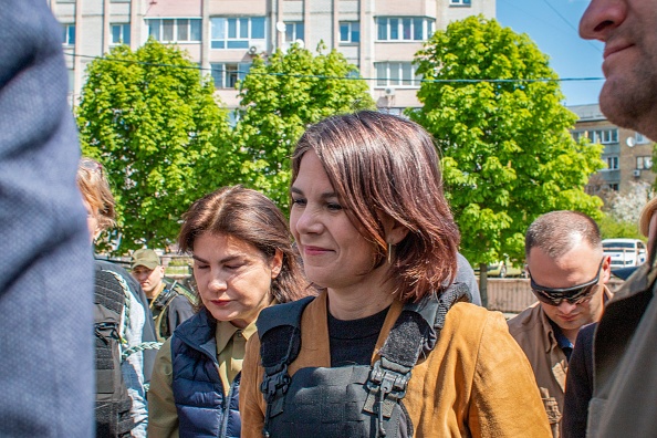 La ministre allemande des Affaires étrangères Annalena Baerbock et la procureure générale d'Ukraine Iryna Venediktova dans la ville de Bucha, au nord-ouest de Kiev, le 10 mai 2022. Photo de FEDIR PETROV/POOL/AFP via Getty Images.