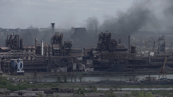-L'usine sidérurgique d'Azovstal dans la ville de Marioupol le 10 mai 2022, Photo par STRINGER / AFP via Getty Images.