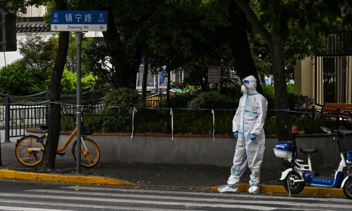 Un travailleur pendant le confinement du quartier de Jing'an à Shanghai, le 10 mai 2022. (Hector Retamal/AFP via Getty Images)
