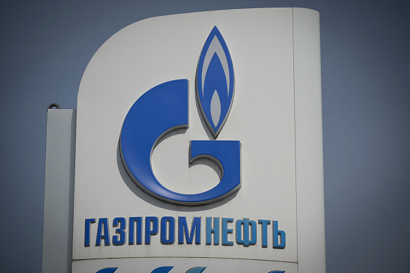 Le logo du géant russe de l'énergie Gazprom est photographié dans l'une de ses stations-service à Moscou, le 11 mai 2022. (Photo : NATALIA KOLESNIKOVA/AFP via Getty Images)