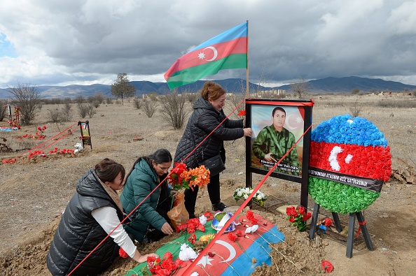 -Gulbeniz Jafarova, couturière de 55 ans, visite la tombe de son frère tué au cimetière d'Aghdam lors d'une visite en bus, le 12 mars 2022. Photo de TOFIK BABAYEV/AFP via Getty Images.